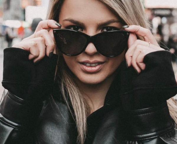 Influencerin Marina_lovesnyc trägt ihre schwarze Sonnenbrille aus der Kollaboration von Guido Maria Kretschmer mit Edel-Optics