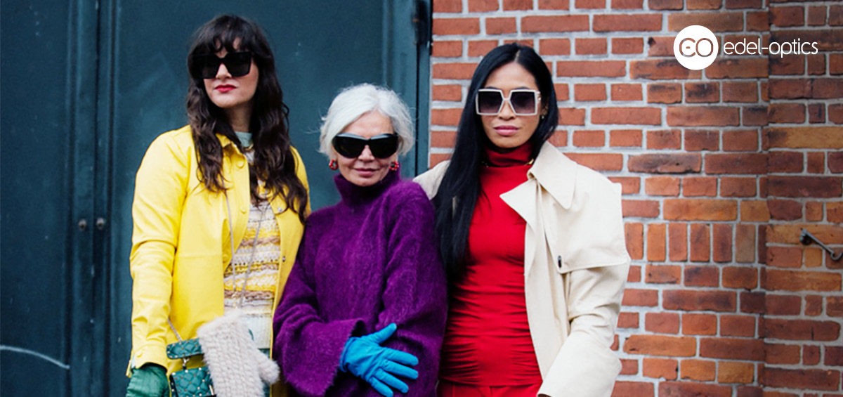Drei Frauen zeigen ihre Street Styles mit Sonnenbrillen vor einer Show der Copenhagen Fashion Week 2022 CPHFW